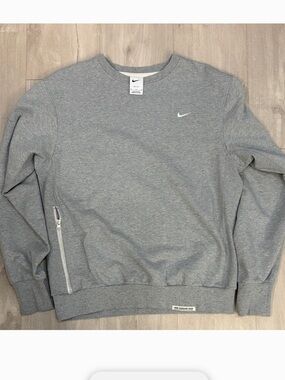Nike Standard Issue Men's Dri-FIT Basketball Crew Heather Grey Left Zip Pocket
